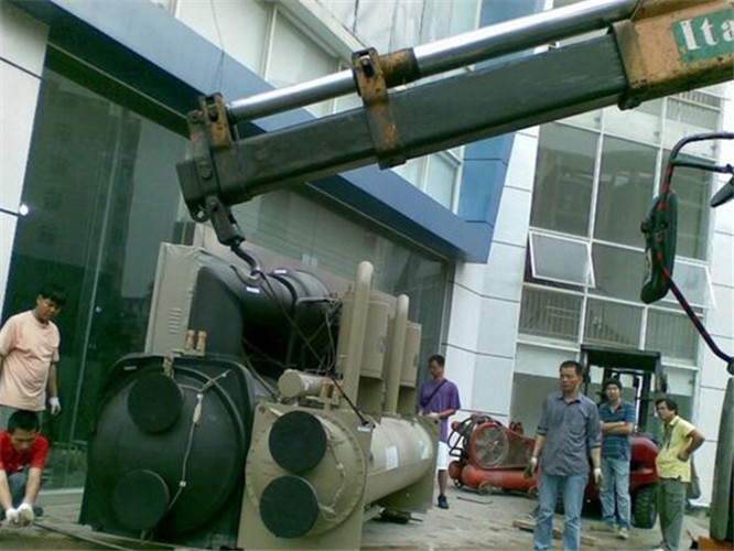 黄梅县随车吊和汽车吊的核心区别是什么？哪种更省钱？