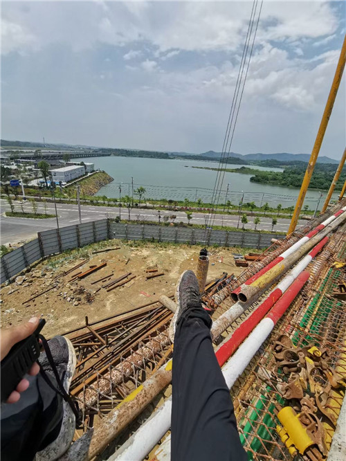 黄梅县作业中发生设备损坏或人员意外，责任怎么划分？